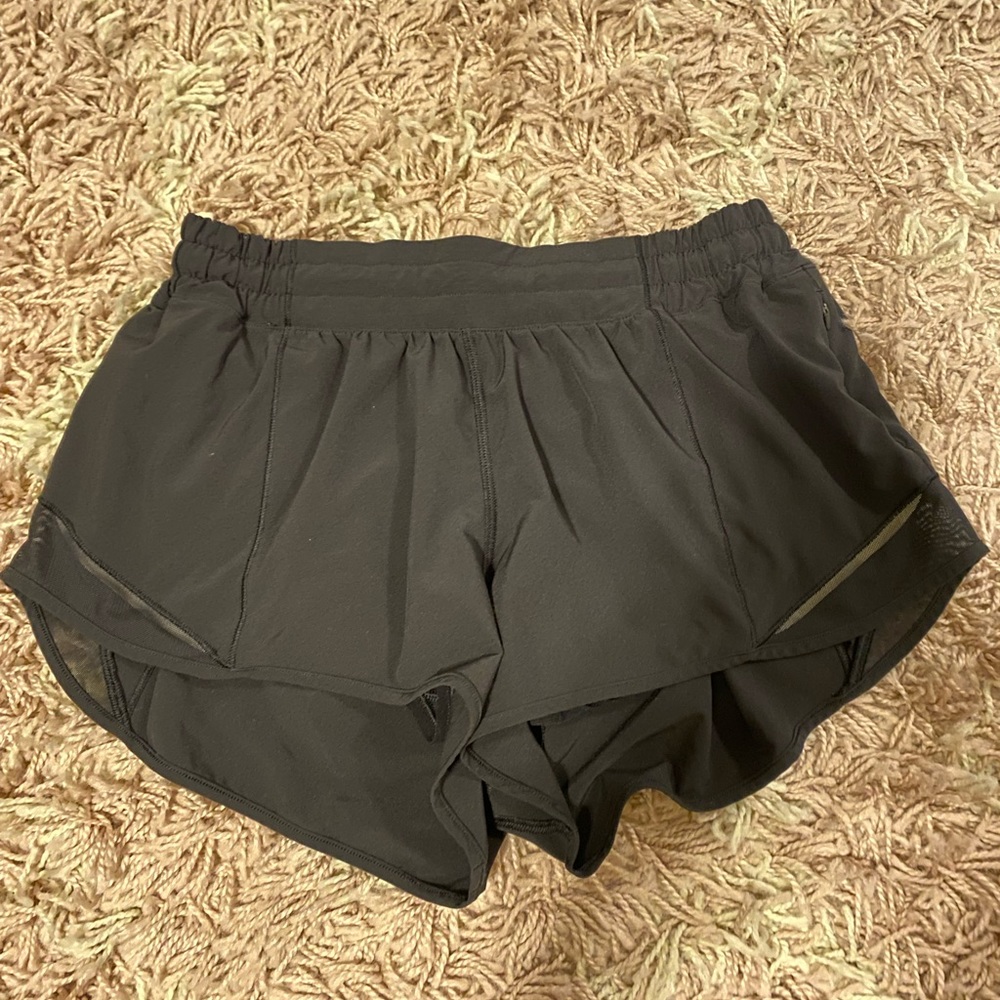 lululemon 2.5 inch hotty hot shorts